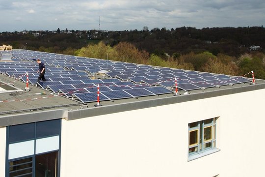 Die Solarzelle Bonn und die BürgerEnergie Siebengebirge eG errichteten auf dem Dach des städtischen Carl-von-Ossietzky-Gymnasiums in Bonn Ückesdorf eine bürgerschaftlich finanzierte Solaranlage